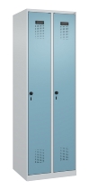 C+P Wäsche-Spind Evolo PLUS 049020-22B mit Sockel 2 Abt.je 400mm Drehriegel (HxBxT) 1950x800x500mm 7035/3000