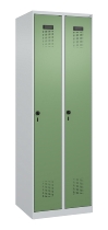 C+P Wäsche-Spind Evolo PLUS 049020-22B mit Sockel 2 Abt.je 400mm Drehriegel (HxBxT) 1950x800x500mm 7035/3000