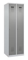 C+P Wäsche-Spind Evolo PLUS 049020-22B mit Sockel 2 Abt.je 400mm Drehriegel (HxBxT) 1950x800x500mm 7035/3000