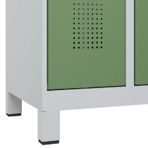 C+P Wäsche-Spind Evolo PLUS 049020-22B mit Sockel 2 Abt.je 400mm Drehriegel (HxBxT) 1950x800x500mm 7035/3000