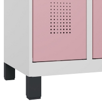 C+P Wäsche-Spind Evolo PLUS 049020-22B mit Sockel 2 Abt.je 400mm Drehriegel (HxBxT) 1950x800x500mm 7035/3000