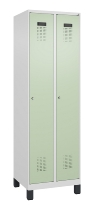 C+P Wäsche-Spind Evolo PLUS 049020-22B mit Sockel 2 Abt.je 400mm Drehriegel (HxBxT) 1950x800x500mm 7035/3000