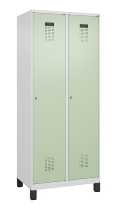 C+P Wäsche-Spind Evolo PLUS 049020-22B mit Sockel 2 Abt.je 400mm Drehriegel (HxBxT) 1950x800x500mm 7035/3000