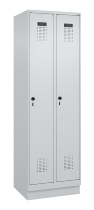 C+P Wäsche-Spind Evolo PLUS 049020-22B mit Sockel 2 Abt.je 400mm Drehriegel (HxBxT) 1950x800x500mm 7035/3000