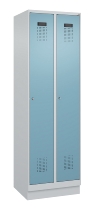 C+P Wäsche-Spind Evolo PLUS 049020-22B mit Sockel 2 Abt.je 400mm Drehriegel (HxBxT) 1950x800x500mm 7035/3000