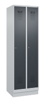 C+P Wäsche-Spind Evolo PLUS 049020-22B mit Sockel 2 Abt.je 400mm Drehriegel (HxBxT) 1950x800x500mm 7035/3000