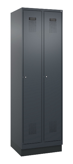 C+P Wäsche-Spind Evolo PLUS 049020-22B mit Sockel 2 Abt.je 400mm Drehriegel (HxBxT) 1950x800x500mm 7035/3000