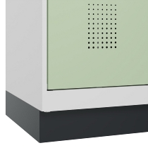 C+P Wäsche-Spind Evolo PLUS 049020-22B mit Sockel 2 Abt.je 400mm Drehriegel (HxBxT) 1950x800x500mm 7035/3000
