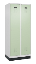 C+P Wäsche-Spind Evolo PLUS 049020-22B mit Sockel 2 Abt.je 400mm Drehriegel (HxBxT) 1950x800x500mm 7035/3000