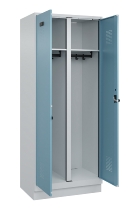 C+P Schwarz-Weiß-Spind Evolo PLUS 049022-20 mit Sockel 2 Abt.300mm Drehriegel (HxBxT) 1850x600x500mm 7016/7035