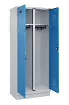 C+P Schwarz-Weiß-Spind Evolo PLUS 049022-20 mit Sockel 2 Abt.300mm Drehriegel (HxBxT) 1850x600x500mm 7016/7035