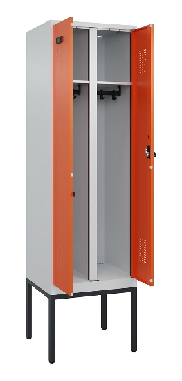 C+P Schwarz-Weiß-Spind Evolo PLUS 0490327-40 mit Gestell 4 Abt.je 300mm Drehriegel (HxBxT) 2120x1200x815mm 7035/0010