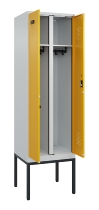 C+P Schwarz-Weiß-Spind Evolo PLUS 0490327-40 mit Gestell 4 Abt.je 300mm Drehriegel (HxBxT) 2120x1200x815mm 7035/0010
