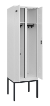C+P Schwarz-Weiß-Spind Evolo PLUS 0490327-40 mit Gestell 4 Abt.je 300mm Drehriegel (HxBxT) 2120x1200x815mm 7035/0010