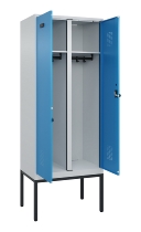 C+P Schwarz-Weiß-Spind Evolo PLUS 0490327-40 mit Gestell 4 Abt.je 300mm Drehriegel (HxBxT) 2120x1200x815mm 7035/0010