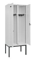 C+P Schwarz-Weiß-Spind Evolo PLUS 0490327-40 mit Gestell 4 Abt.je 300mm Drehriegel (HxBxT) 2120x1200x815mm 7035/0010
