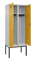 C+P Schwarz-Weiß-Spind Evolo PLUS 0490327-40 mit Gestell 4 Abt.je 300mm Drehriegel (HxBxT) 2120x1200x815mm 7035/0010