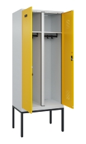 C+P Schwarz-Weiß-Spind Evolo PLUS 0490327-40 mit Gestell 4 Abt.je 300mm Drehriegel (HxBxT) 2120x1200x815mm 7035/0010