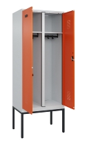 C+P Schwarz-Weiß-Spind Evolo PLUS 0490327-40 mit Gestell 4 Abt.je 300mm Drehriegel (HxBxT) 2120x1200x815mm 7035/0010