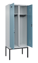 C+P Schwarz-Weiß-Spind Evolo PLUS 0490327-40 mit Gestell 4 Abt.je 300mm Drehriegel (HxBxT) 2120x1200x815mm 7035/0010