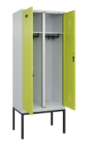 C+P Schwarz-Weiß-Spind Evolo PLUS 0490327-40 mit Gestell 4 Abt.je 300mm Drehriegel (HxBxT) 2120x1200x815mm 7035/0010