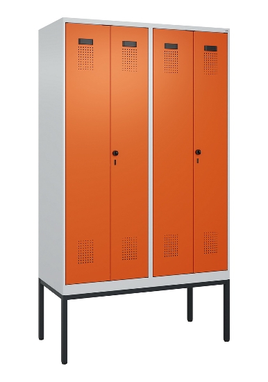 C+P Schwarz-Weiß-Spind Evolo PLUS 0490327-40 mit Gestell 4 Abt.je 300mm Drehriegel (HxBxT) 2120x1200x815mm 7035/0010