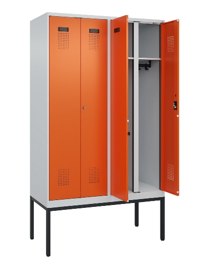 C+P Schwarz-Weiß-Spind Evolo PLUS 0490327-40 mit Gestell 4 Abt.je 300mm Drehriegel (HxBxT) 2120x1200x815mm 7035/0010