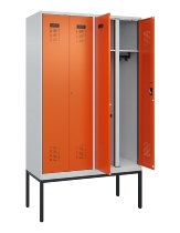 C+P Schwarz-Weiß-Spind Evolo PLUS 0490327-40 mit Gestell 4 Abt.je 300mm Drehriegel (HxBxT) 2120x1200x815mm 7035/0010