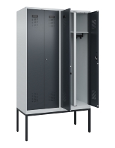 C+P Schwarz-Weiß-Spind Evolo PLUS 0490327-40 mit Gestell 4 Abt.je 300mm Drehriegel (HxBxT) 2120x1200x815mm 7035/0010