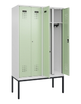C+P Schwarz-Weiß-Spind Evolo PLUS 0490327-40 mit Gestell 4 Abt.je 300mm Drehriegel (HxBxT) 2120x1200x815mm 7035/0010