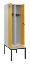 C+P Schwarz-Weiß-Spind Evolo PLUS 0490527-40 mit Bank 4 Abt.je 300mm Drehriegel (HxBxT) 2120x1200x815mm 7035/3000