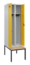 C+P Schwarz-Weiß-Spind Evolo PLUS 0490527-40 mit Bank 4 Abt.je 300mm Drehriegel (HxBxT) 2120x1200x815mm 7035/3000