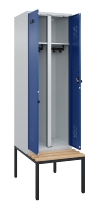 C+P Schwarz-Weiß-Spind Evolo PLUS 0490527-40 mit Bank 4 Abt.je 300mm Drehriegel (HxBxT) 2120x1200x815mm 7035/3000
