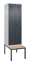 C+P Schwarz-Weiß-Spind Evolo PLUS 0490527-40 mit Bank 4 Abt.je 300mm Drehriegel (HxBxT) 2120x1200x815mm 7035/3000