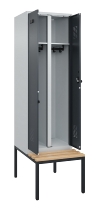 C+P Schwarz-Weiß-Spind Evolo PLUS 0490527-40 mit Bank 4 Abt.je 300mm Drehriegel (HxBxT) 2120x1200x815mm 7035/3000