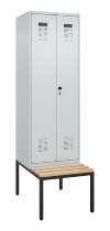 C+P Schwarz-Weiß-Spind Evolo PLUS 0490527-40 mit Bank 4 Abt.je 300mm Drehriegel (HxBxT) 2120x1200x815mm 7035/3000