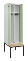 C+P Schwarz-Weiß-Spind Evolo PLUS 0490527-40 mit Bank 4 Abt.je 300mm Drehriegel (HxBxT) 2120x1200x815mm 7035/3000