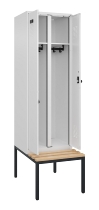C+P Schwarz-Weiß-Spind Evolo PLUS 0490527-40 mit Bank 4 Abt.je 300mm Drehriegel (HxBxT) 2120x1200x815mm 7035/3000
