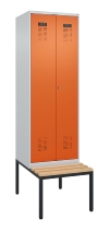 C+P Schwarz-Weiß-Spind Evolo PLUS 0490527-40 mit Bank 4 Abt.je 300mm Drehriegel (HxBxT) 2120x1200x815mm 7035/3000