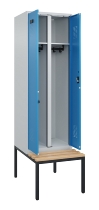 C+P Schwarz-Weiß-Spind Evolo PLUS 0490527-40 mit Bank 4 Abt.je 300mm Drehriegel (HxBxT) 2120x1200x815mm 7035/3000