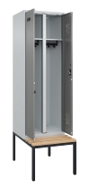 C+P Schwarz-Weiß-Spind Evolo PLUS 0490527-40 mit Bank 4 Abt.je 300mm Drehriegel (HxBxT) 2120x1200x815mm 7035/3000