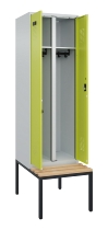 C+P Schwarz-Weiß-Spind Evolo PLUS 0490527-40 mit Bank 4 Abt.je 300mm Drehriegel (HxBxT) 2120x1200x815mm 7035/3000