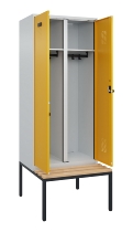 C+P Schwarz-Weiß-Spind Evolo PLUS 0490527-40 mit Bank 4 Abt.je 300mm Drehriegel (HxBxT) 2120x1200x815mm 7035/3000