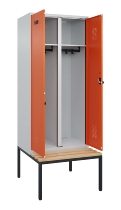 C+P Schwarz-Weiß-Spind Evolo PLUS 0490527-40 mit Bank 4 Abt.je 300mm Drehriegel (HxBxT) 2120x1200x815mm 7035/3000