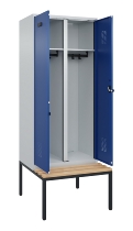 C+P Schwarz-Weiß-Spind Evolo PLUS 0490527-40 mit Bank 4 Abt.je 300mm Drehriegel (HxBxT) 2120x1200x815mm 7035/3000