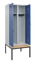 C+P Schwarz-Weiß-Spind Evolo PLUS 0490527-40 mit Bank 4 Abt.je 300mm Drehriegel (HxBxT) 2120x1200x815mm 7035/3000