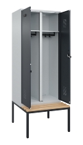 C+P Schwarz-Weiß-Spind Evolo PLUS 0490527-40 mit Bank 4 Abt.je 300mm Drehriegel (HxBxT) 2120x1200x815mm 7035/3000
