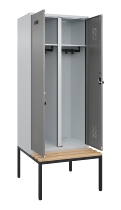 C+P Schwarz-Weiß-Spind Evolo PLUS 0490527-40 mit Bank 4 Abt.je 300mm Drehriegel (HxBxT) 2120x1200x815mm 7035/3000
