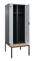 C+P Schwarz-Weiß-Spind Evolo PLUS 0490527-40 mit Bank 4 Abt.je 300mm Drehriegel (HxBxT) 2120x1200x815mm 7035/3000