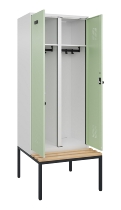 C+P Schwarz-Weiß-Spind Evolo PLUS 0490527-40 mit Bank 4 Abt.je 300mm Drehriegel (HxBxT) 2120x1200x815mm 7035/3000
